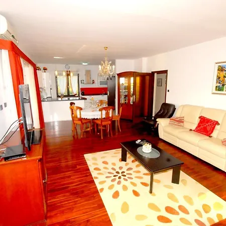 Apartment Holiday Ulica Vladimira Nazora *